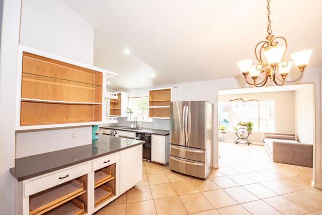 829 Warmlands Avenue, Vista CA: https://media.crmls.org/mediaz/35931272-050b-4cee-9e66-8cc9d3574525.jpg