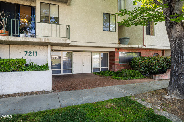Detail Gallery Image 3 of 31 For 7211 Cozycroft Ave #36,  Winnetka,  CA 91306 - 2 Beds | 2 Baths