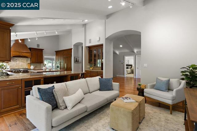 3949 Canyon Rd, Lafayette CA: https://media.crmls.org/mediaz/3593ff57-0d29-432f-89ff-87feff80cb0e.jpg
