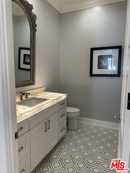 723 10th Street, Santa Monica CA: https://media.crmls.org/mediaz/35940c6a-e6ec-4150-9872-bfb286c373ae.jpg