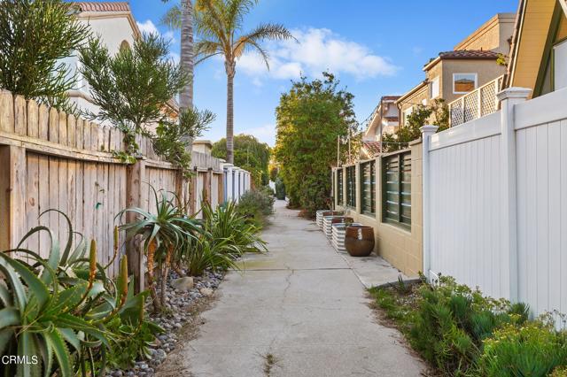 5306 Sandpiper Way, Oxnard CA: https://media.crmls.org/mediaz/35948389-0365-4e6b-a30d-4f49f35b3f16.jpg