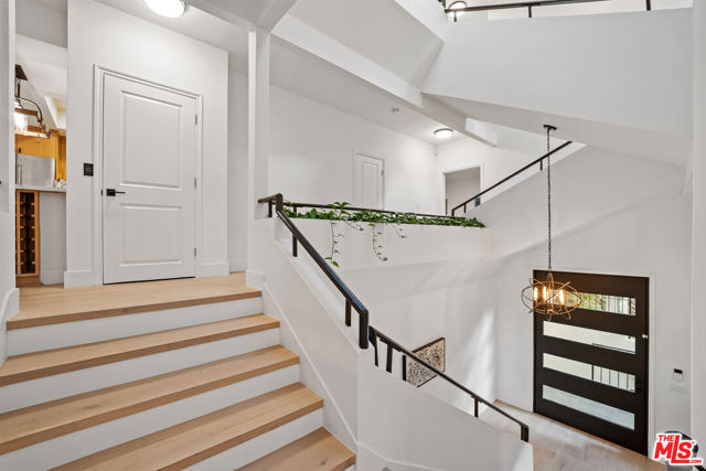 4148 Sunswept Drive, Studio City CA: https://media.crmls.org/mediaz/3595950a-f8b9-41c0-bda6-2fedbc5fb510.jpg