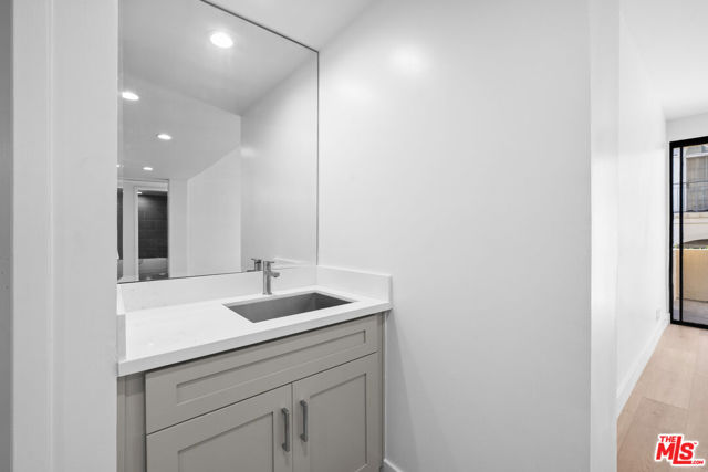 235 S Tower Drive, Beverly Hills CA: https://media.crmls.org/mediaz/35960fbc-8c12-4f75-b44b-f1c03066270f.jpg