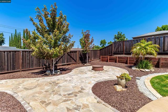 1349 Montana Dr, Concord CA: https://media.crmls.org/mediaz/35965d09-c84c-4e50-9b2c-dc78a7fccc06.jpg