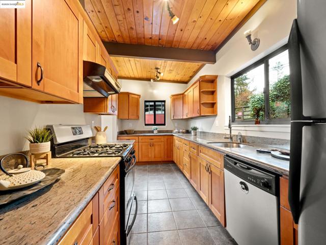 6866 Thornhill Dr, Oakland CA: https://media.crmls.org/mediaz/3596b635-a61d-4365-9860-8104858faced.jpg