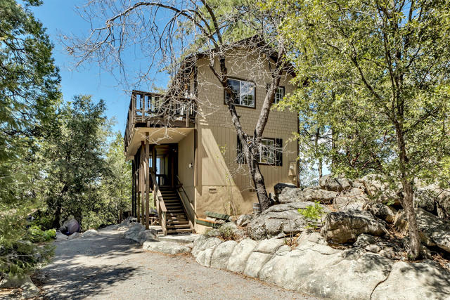 52365 Pine Ridge Road, Idyllwild CA: https://media.crmls.org/mediaz/3596bdcf-5001-4a1a-8349-ff23d83f5151.jpg