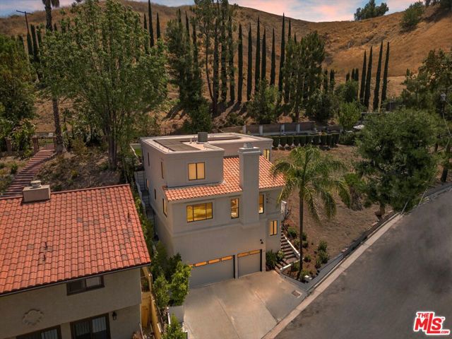 22960 Cass Avenue, Woodland Hills CA: https://media.crmls.org/mediaz/35972931-c571-425e-afa0-ef14f0cea478.jpg