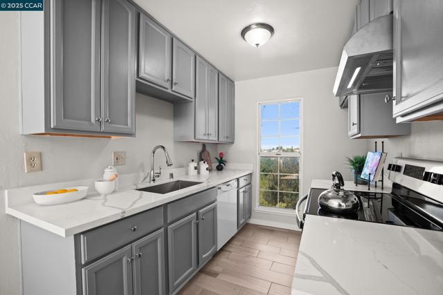 989 Parkside Dr, Richmond CA: https://media.crmls.org/mediaz/35973239-2c89-493d-8533-8765e7f9de8d.jpg