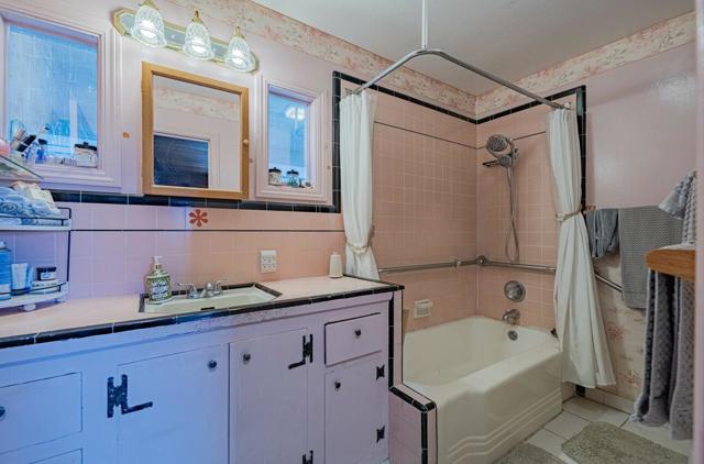 905 W Blanco Road, Salinas CA: https://media.crmls.org/mediaz/3597d8c2-ec72-40f2-b32a-e7233a6e7469.jpg