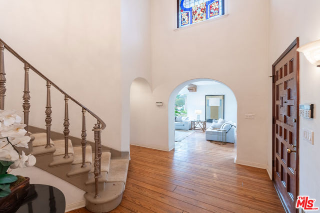 475 S Rodeo Drive, Beverly Hills CA: https://media.crmls.org/mediaz/3597f758-7dd7-44f6-9bb8-be5e5c0d782f.jpg