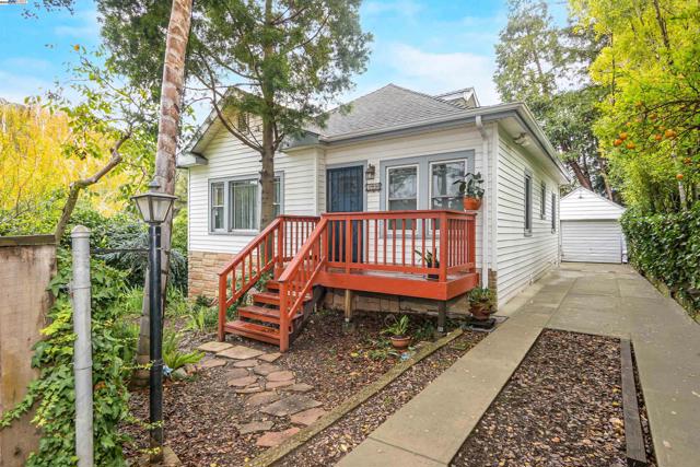 3908 Archmont Pl, Oakland CA: https://media.crmls.org/mediaz/35985687-bf83-4eaf-a4c1-1f8fde05870b.jpg