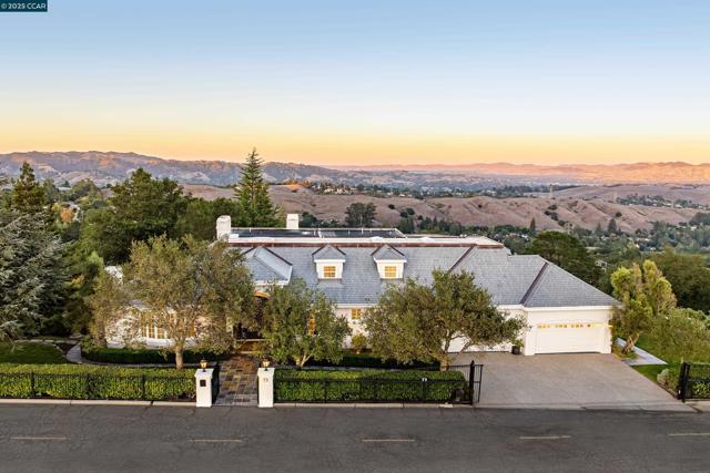 75 Donald Drive, Orinda CA: https://media.crmls.org/mediaz/35993131-e327-46c7-b79c-669dedaeb99c.jpg