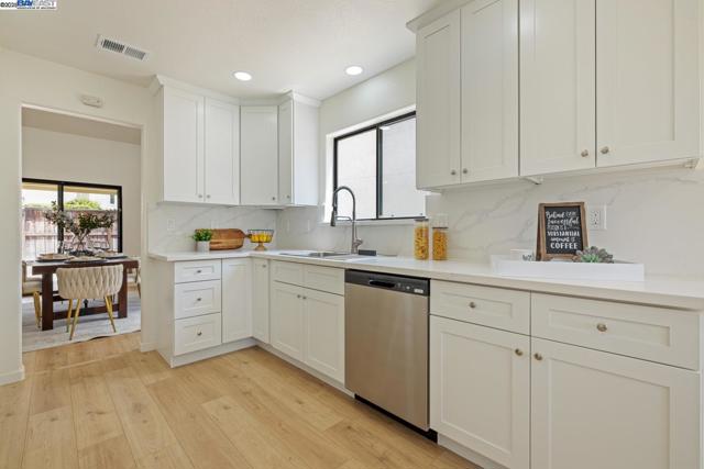 1023 Snowgoose Ln, Manteca CA: https://media.crmls.org/mediaz/35994f59-e866-4a16-985d-d06c7d833f45.jpg