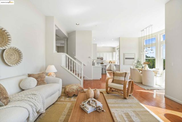 661 Via Rialto, Oakland CA: https://media.crmls.org/mediaz/35995b42-971e-4679-813d-0ef4fe1ea4d5.jpg