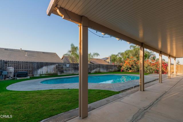 10909 Rainwater Lane, Bakersfield CA: https://media.crmls.org/mediaz/359aa167-90d1-48da-b4c6-4f429f86a81f.jpg