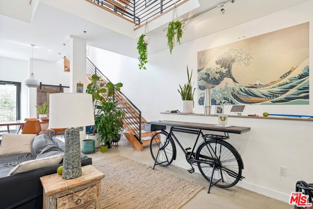 815 Hampton Drive, Venice CA: https://media.crmls.org/mediaz/359b4128-d4f7-4491-9d09-6b4451c485fd.jpg