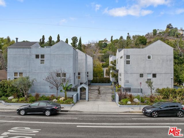 2131 Griffith Park Boulevard, Los Angeles CA: https://media.crmls.org/mediaz/359b4cb7-dd4c-458c-ae6e-abdf2d395cc9.jpg