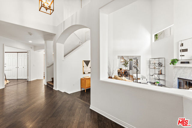 4744 Norwich Avenue, Sherman Oaks CA: https://media.crmls.org/mediaz/359bb38e-4ff6-4171-8c71-cebefa530e58.jpg
