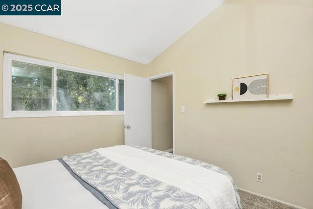 2708 Oak Rd, Walnut Creek CA: https://media.crmls.org/mediaz/359c1fe3-cbe4-48ef-8153-7c2210deadfd.jpg
