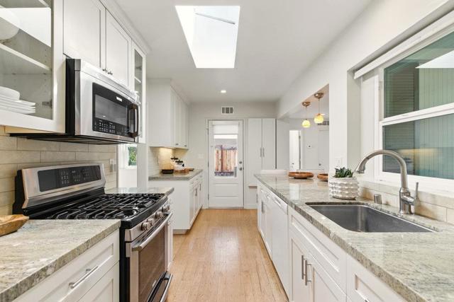 341 Linfield Drive, Menlo Park CA: https://media.crmls.org/mediaz/359c560a-db0d-4055-9635-4b50090a884f.jpg