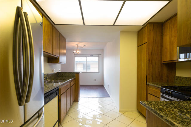Detail Gallery Image 7 of 9 For 1971 Rodney Dr #203,  Los Angeles,  CA 90027 - 2 Beds | 2 Baths