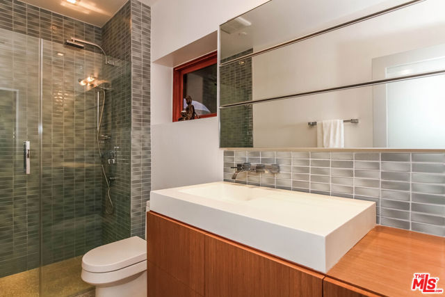 1929 N CURSON Place, Los Angeles CA: https://media.crmls.org/mediaz/359c7715-f2d3-4adb-acbb-f4e9ebc7e332.jpg