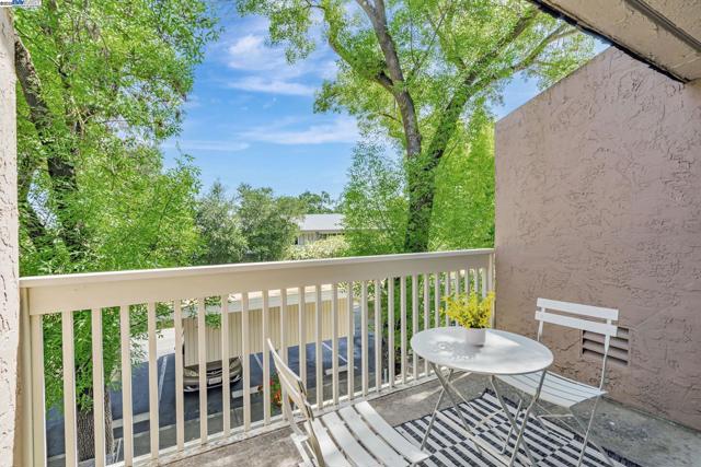 675 Sharon Park Dr, Menlo Park CA: https://media.crmls.org/mediaz/359ce96a-c089-4037-b8b9-107918240d65.jpg
