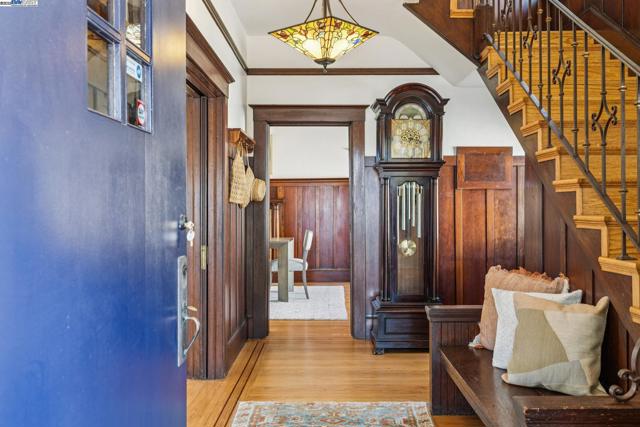 1335 Grove St, Alameda CA: https://media.crmls.org/mediaz/359d0d98-ce74-42bc-9cd6-5ca2f31428a5.jpg