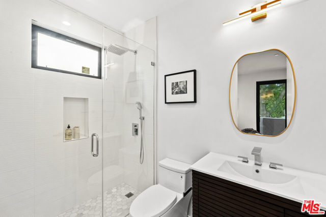 2631 Castle Heights Place, Los Angeles CA: https://media.crmls.org/mediaz/359db5bf-6b0f-49e3-a626-597367f0e284.jpg