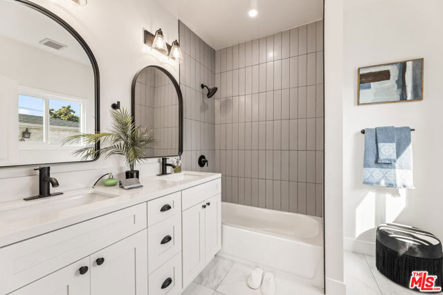 426 N Pacific Avenue, San Pedro CA: https://media.crmls.org/mediaz/359ea218-433e-4d57-b7e8-f7dd89e5f571.jpg