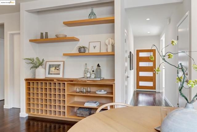 678 Walavista Ave, Oakland CA: https://media.crmls.org/mediaz/35a10a38-107f-455f-83cb-6e7f18d0ece9.jpg