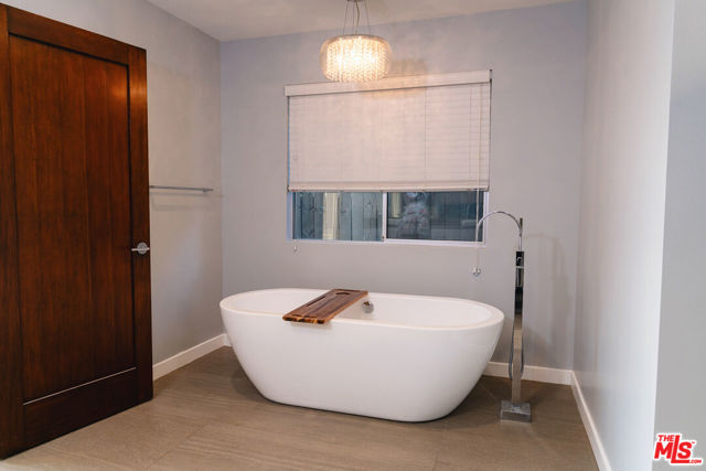 3423 Scadlock Lane, Sherman Oaks CA: https://media.crmls.org/mediaz/35a15b99-4f89-4e79-8778-586a6be5e2c2.jpg