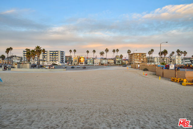 2207 Ocean Front Walk, Venice CA: https://media.crmls.org/mediaz/35a1ae92-a87f-4883-918c-8ff95ed7e0e7.jpg