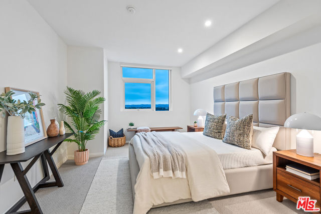 13600 Marina Pointe Drive, Marina del Rey CA: https://media.crmls.org/mediaz/35a1c89b-7958-4b79-9eb9-26b11fb14658.jpg