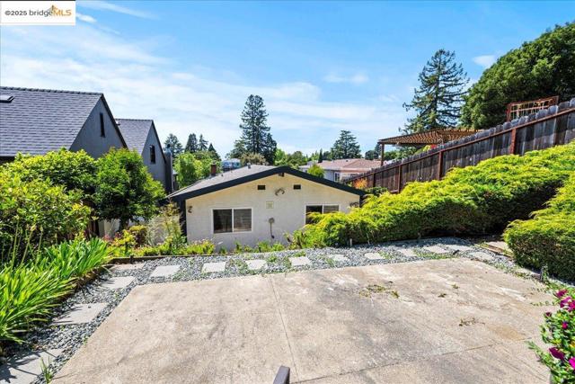 3312 Wisconsin St, Oakland CA: https://media.crmls.org/mediaz/35a45606-c6d0-4128-a7cb-2480dc009fe7.jpg