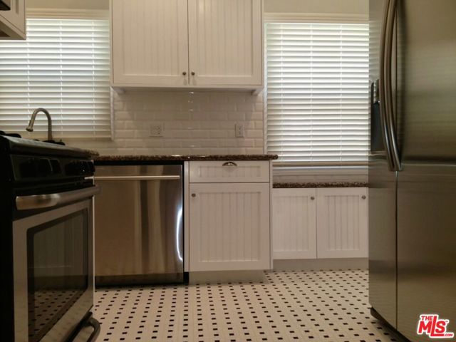 347 N Curson Avenue, Los Angeles CA: https://media.crmls.org/mediaz/35a4ed14-8dd4-496f-a501-41a88523cfd5.jpg