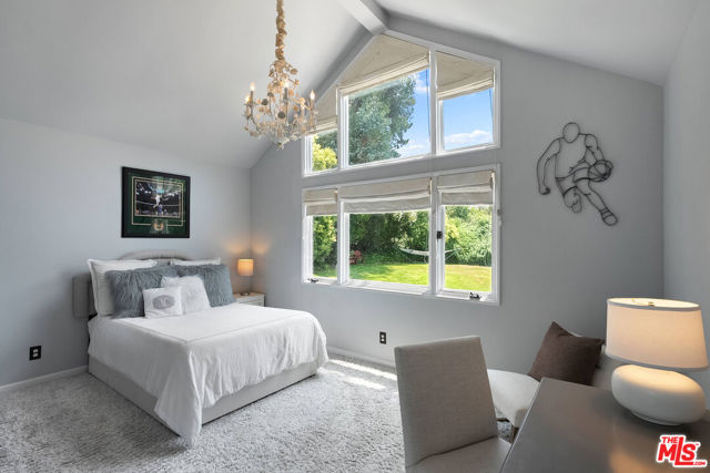 11818 Laurel Hills Road, Studio City CA: https://media.crmls.org/mediaz/35a5601c-c10d-41d7-a85f-c2dac7436f11.jpg