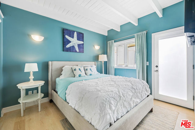 27040 Malibu Cove Colony Drive, Malibu CA: https://media.crmls.org/mediaz/35a5f593-272e-4270-9f03-3a8fa7a66cd3.jpg