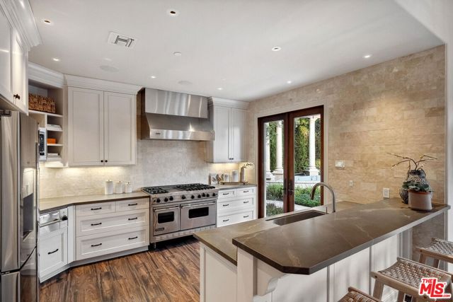 6882 Arizona Avenue, Los Angeles CA: https://media.crmls.org/mediaz/35a61e66-567f-4f6f-bd5a-3137bd20b77d.jpg