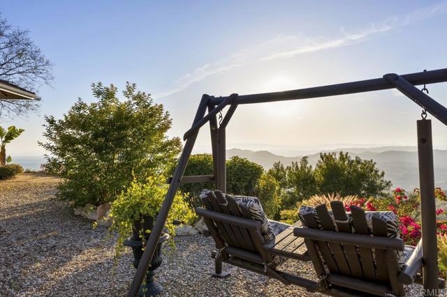 1078 Rainbow Crest Road, Fallbrook CA: https://media.crmls.org/mediaz/35a73272-4fff-4c1c-938e-46829c95948b.jpg