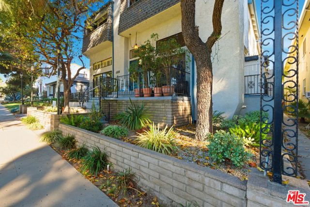 1013 16th Street, Santa Monica CA: https://media.crmls.org/mediaz/35a7f780-d1fb-4e04-9d08-97e5cae3294e.jpg