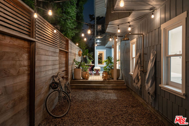 729 Superba Avenue, Venice CA: https://media.crmls.org/mediaz/35a80dee-d70a-46f7-867a-dc5e55964451.jpg