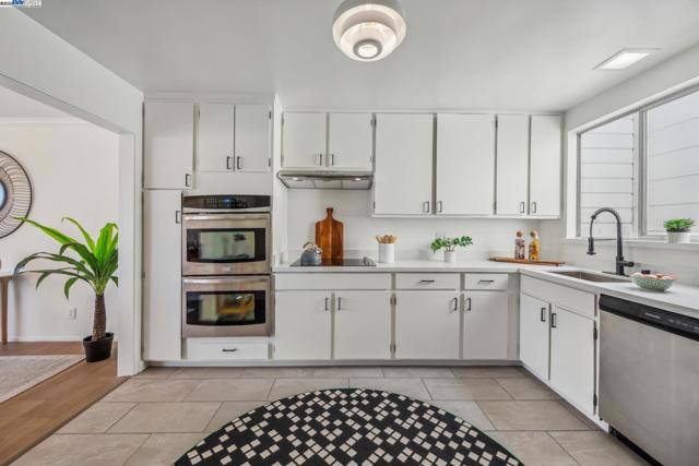 471 JOOST AVENUE, San Francisco CA: https://media.crmls.org/mediaz/35a892b1-cc77-4eed-b40e-fabc08fcde6d.jpg