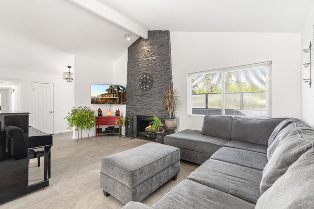 526 N Sunset Way, Palm Springs CA: https://media.crmls.org/mediaz/35a89e59-a6e1-48a7-9ae8-db946c3b9a55.jpg