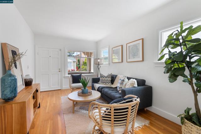 708 Cornell Ave, Albany CA: https://media.crmls.org/mediaz/35aa8891-4efc-4aa1-b75b-89328be595a2.jpg