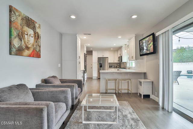 168 E Gainsborough Road, Thousand Oaks CA: https://media.crmls.org/mediaz/35ab1332-20b9-4cc8-8d15-032c656d6696.jpg