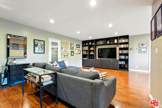 12955 Riverside Drive, Sherman Oaks CA: https://media.crmls.org/mediaz/35ab1f13-0305-48b9-95d0-08ac36009d48.jpg