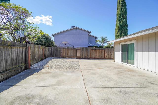 81 Pioneer Ct, Oakley CA: https://media.crmls.org/mediaz/35abdbf3-8948-4fb1-8d98-c0715088d1ec.jpg