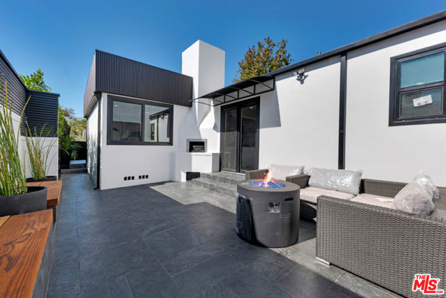 418 N Bowling Green Way, Los Angeles CA: https://media.crmls.org/mediaz/35ac18f1-132c-4700-8586-ebf21afd7e12.jpg