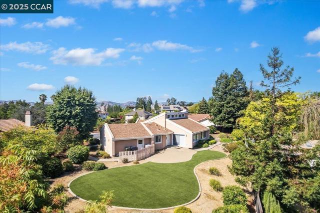 2323 Grosvenor Heights Ct, Livermore CA: https://media.crmls.org/mediaz/35ad7907-b47d-4053-99c1-2c026fafb919.jpg